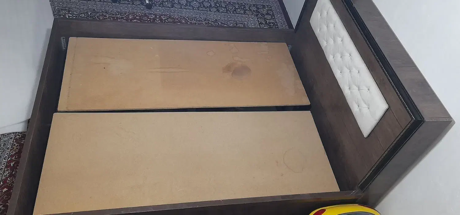 تخت دونفره همراه کفی تخت سالم وبدون شکستگی سالم|تخت و سرویس خواب|همدان, |دیوار