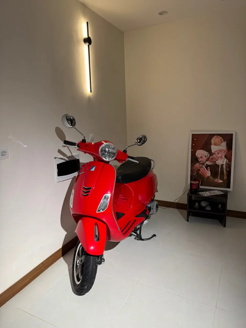 Vespa vxl|موتورسیکلت|اصفهان, باغ نگاره|دیوار