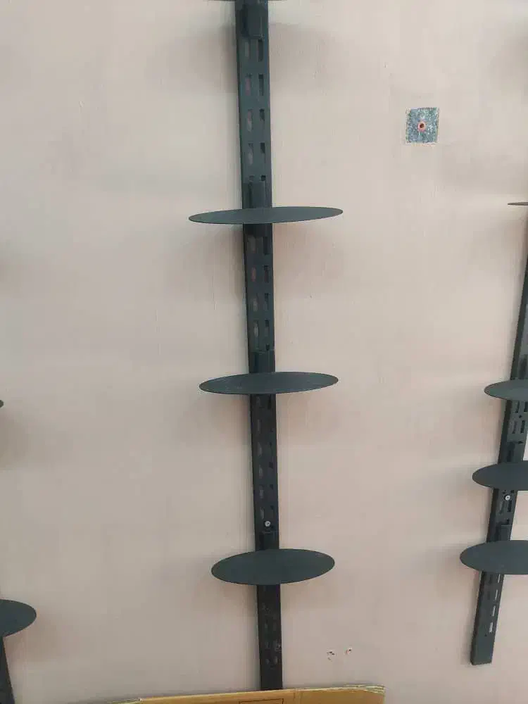 یک عدد میز. و تعدادی رگال کفش|فروشگاه و مغازه|بندر گناوه, |دیوار