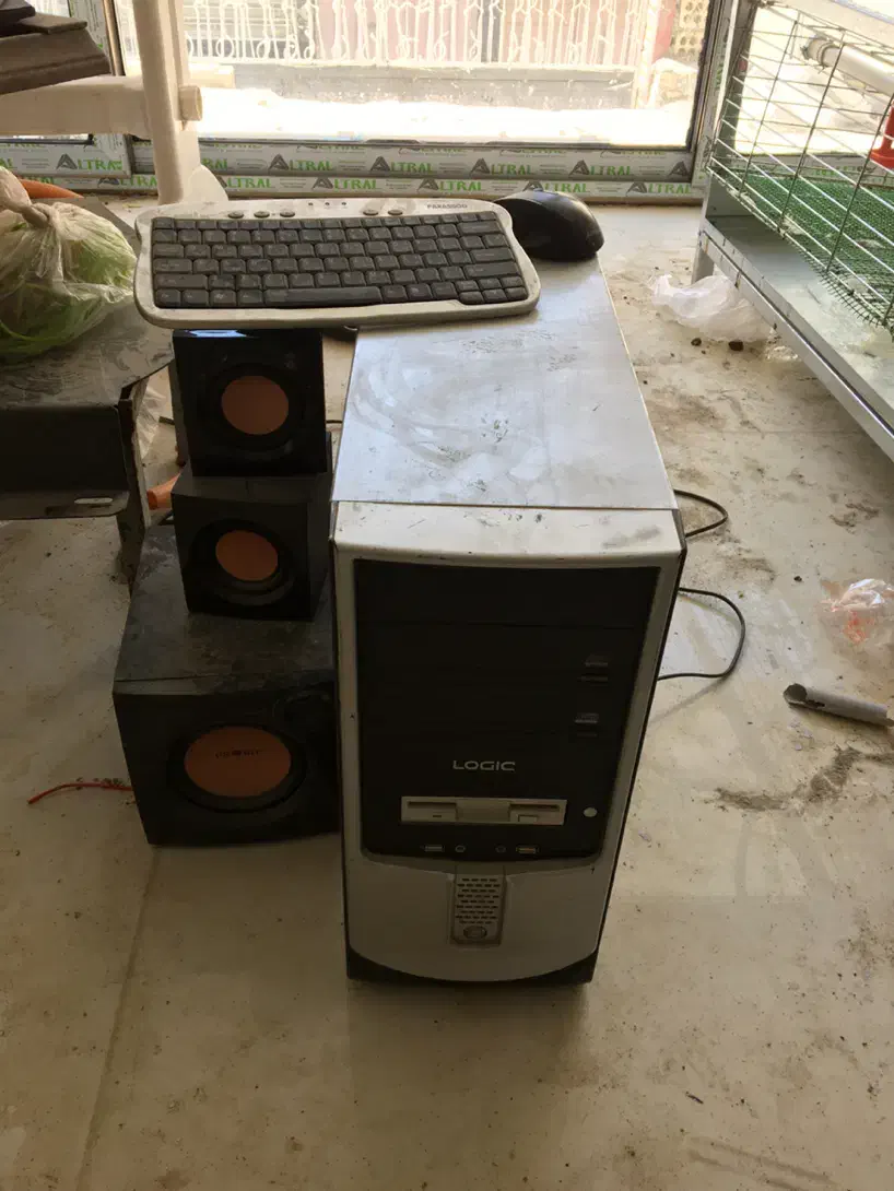 فروش رایانه با میز شیشه ای|رایانه رومیزی|اصفهان, جلفا|دیوار