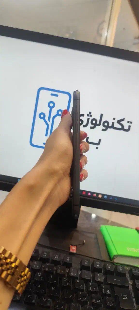 گوشی آیفون 11 با حافظه 128 با رنگ مشکی|موبایل|اصفهان, جلفا|دیوار