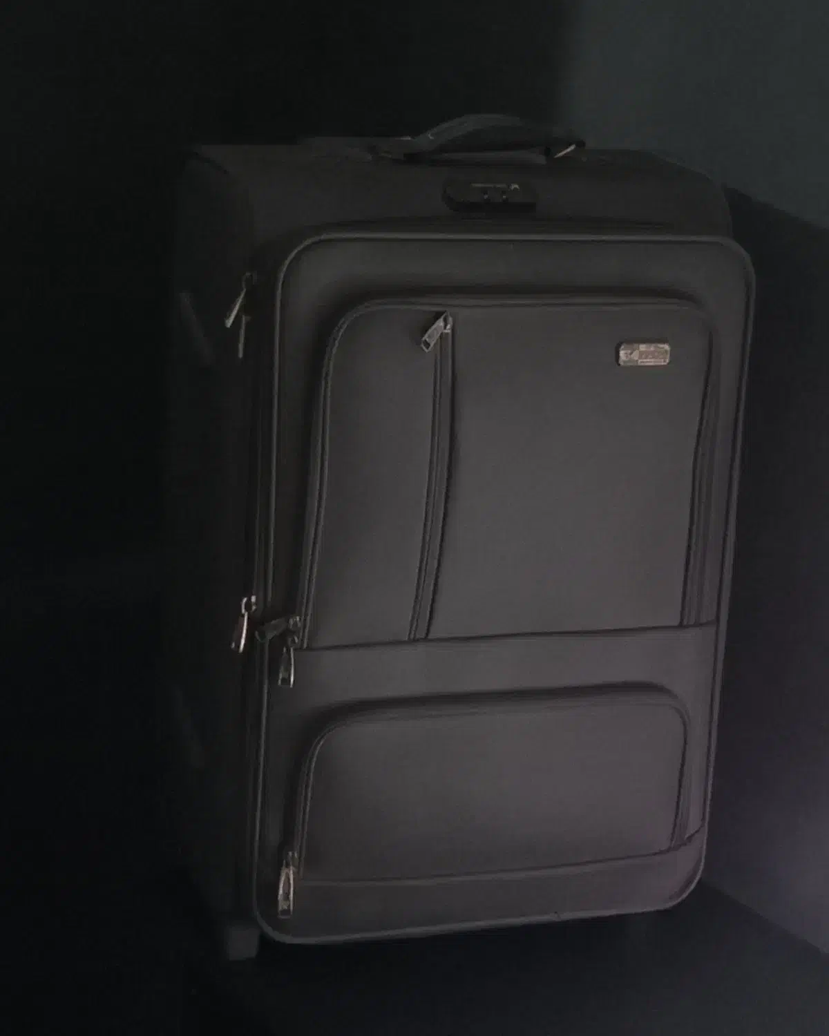 چمدان برزنتی|کیف، کفش، کمربند|اهواز, کوی سعدی|دیوار