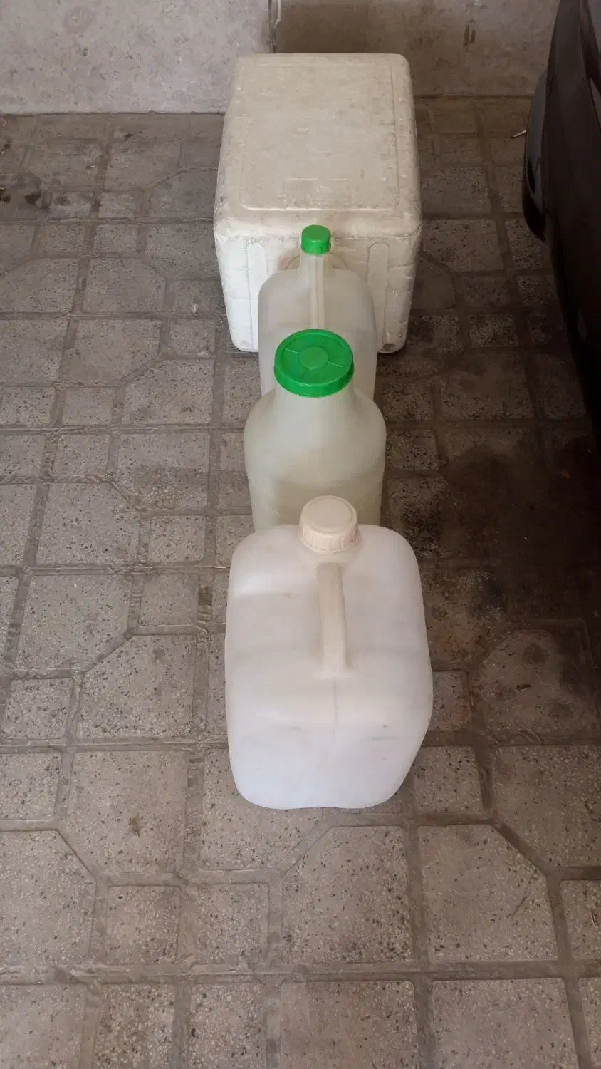 فروش 3عدد دبه و یک عدد یخدان کائوچویی|ظروف نگهدارنده، پلاستیکی، یکبارمصرف|شیراز, انجیر|دیوار