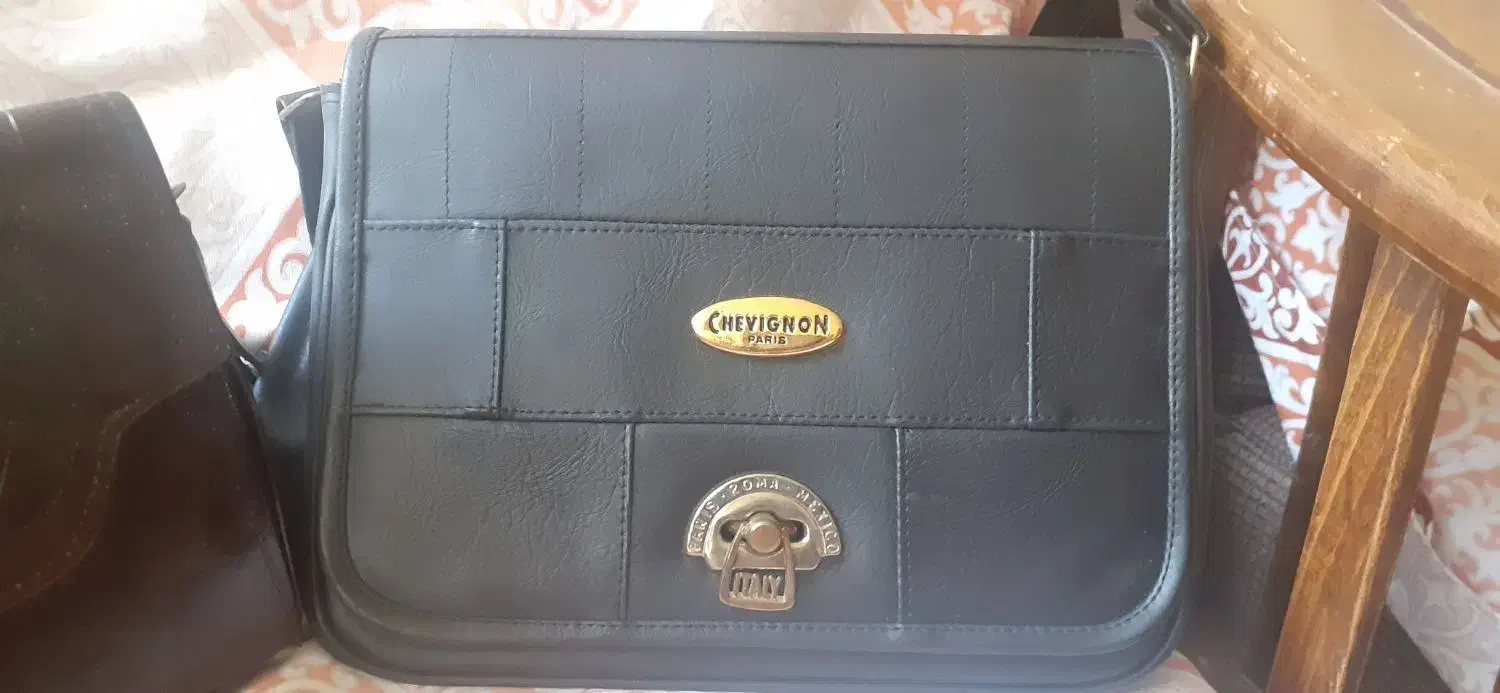 کیف چرم زنانه|کیف، کفش، کمربند|قم, قلعه یزدیها|دیوار