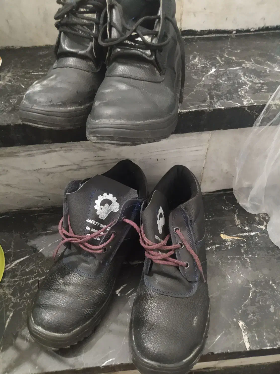 کفش|کیف، کفش، کمربند|برخوار, |دیوار