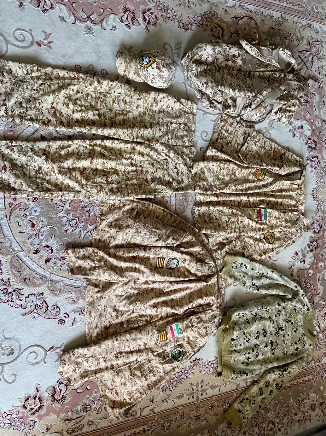 لباس سربازی|لباس|شاهین‌شهر, عطار|دیوار