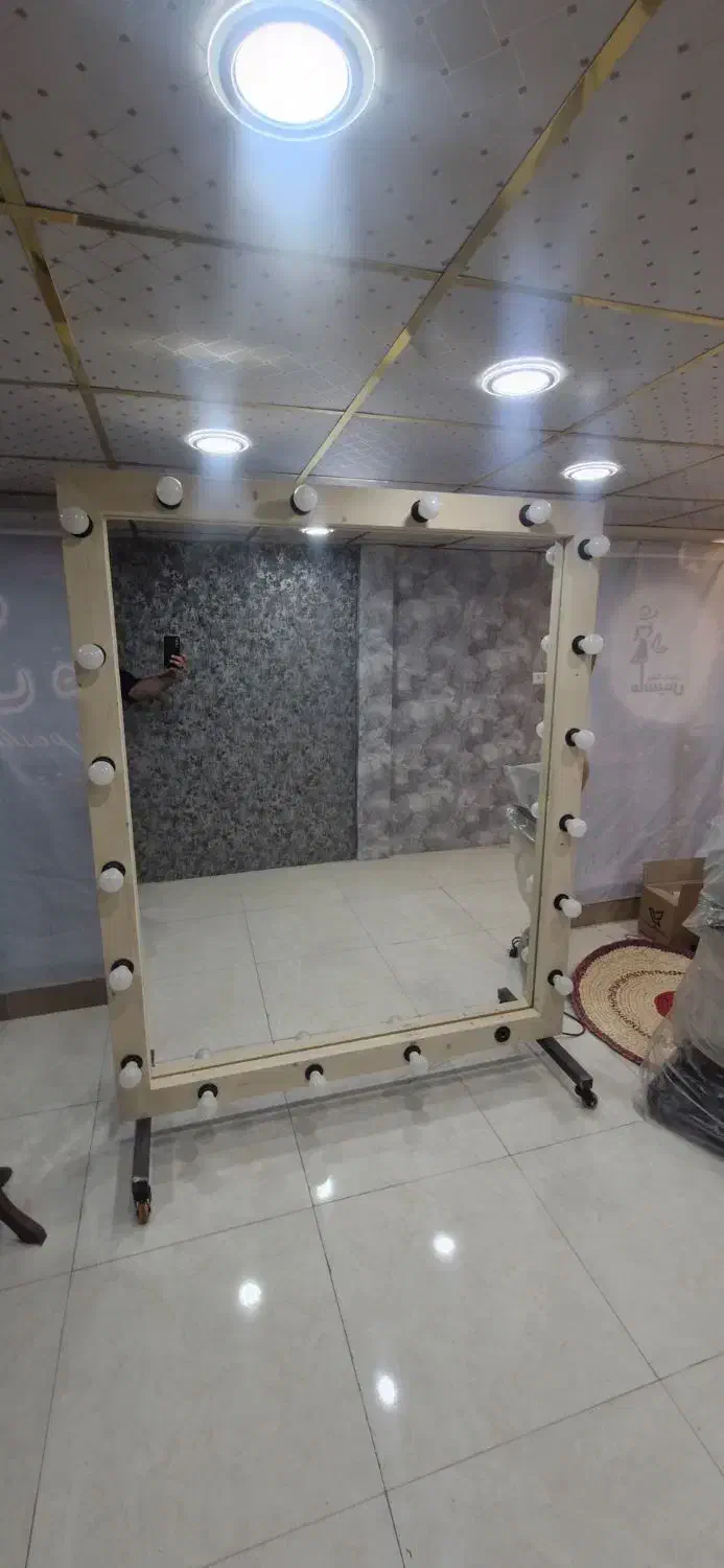 آینه چراغ دار|آینه|قم, باغ شریفی|دیوار