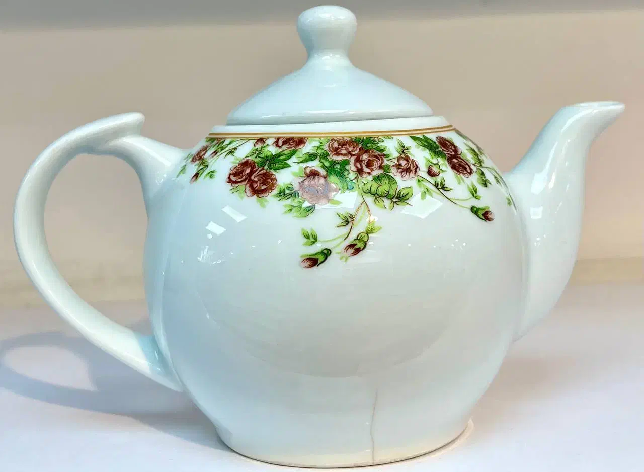 فروش اجناس چینی و بلور در بازار روز|قوری، کتری، قهوه‌ساز دستی|دورود, |دیوار