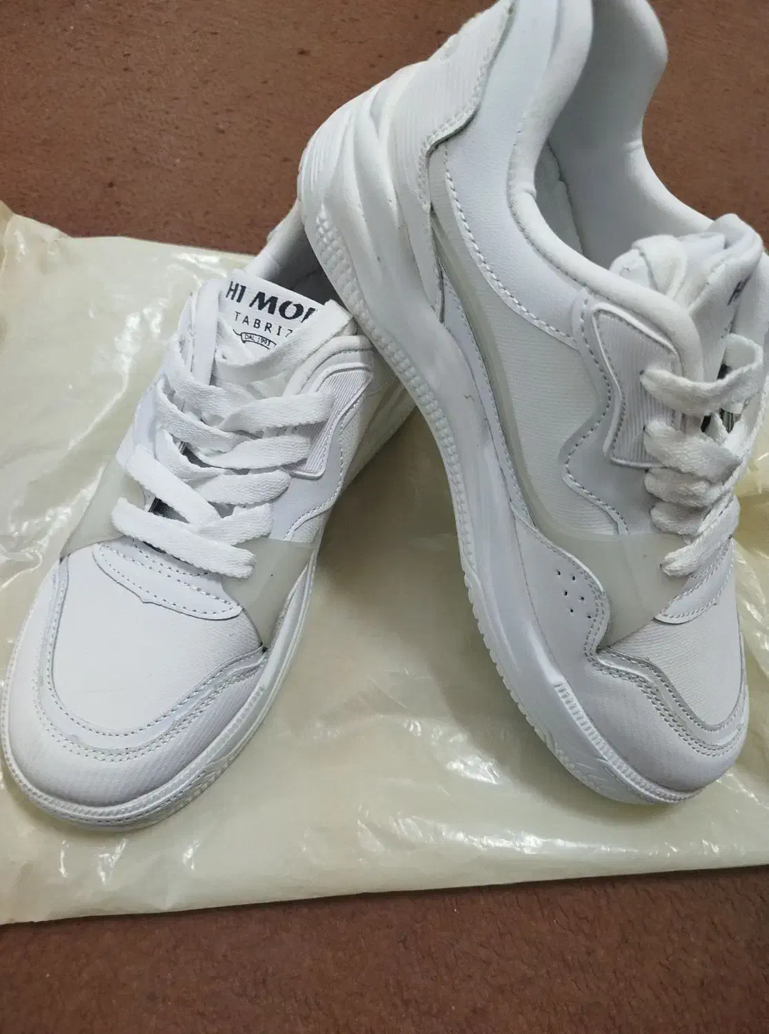 کتونی|کیف، کفش، کمربند|قم, قلعه کامکار|دیوار