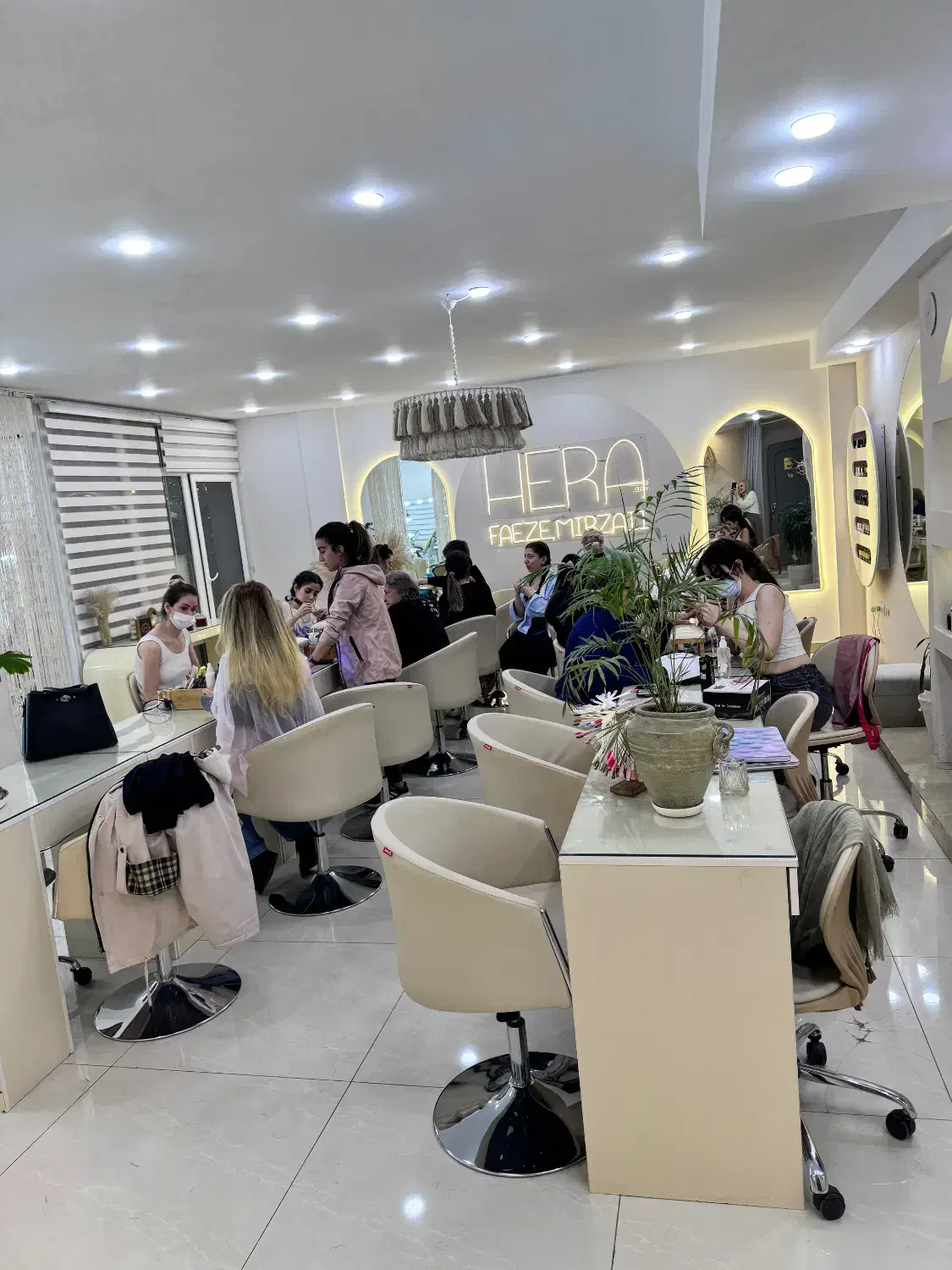 استخدام صندوقدار پاره وقت در سالن زیبایی اندررگو|استخدام اداری و مدیریت|تهران, چیذر|دیوار