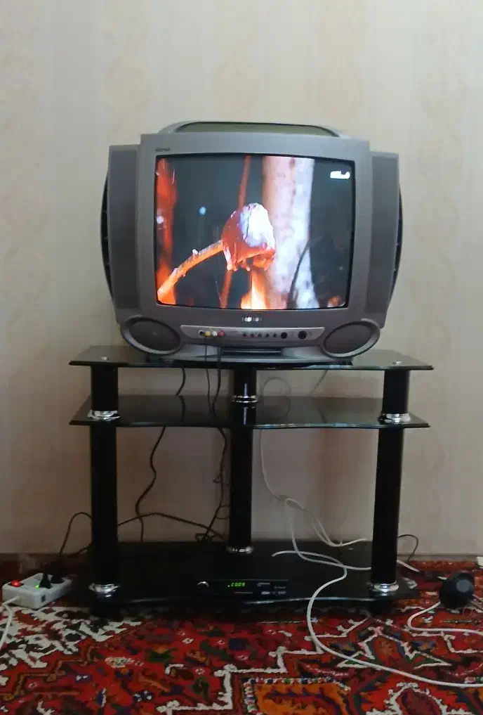 تلویزیون 20 اینچ سامسونگ با میز شیشه ای|تلویزیون و پروژکتور|تبریز, |دیوار