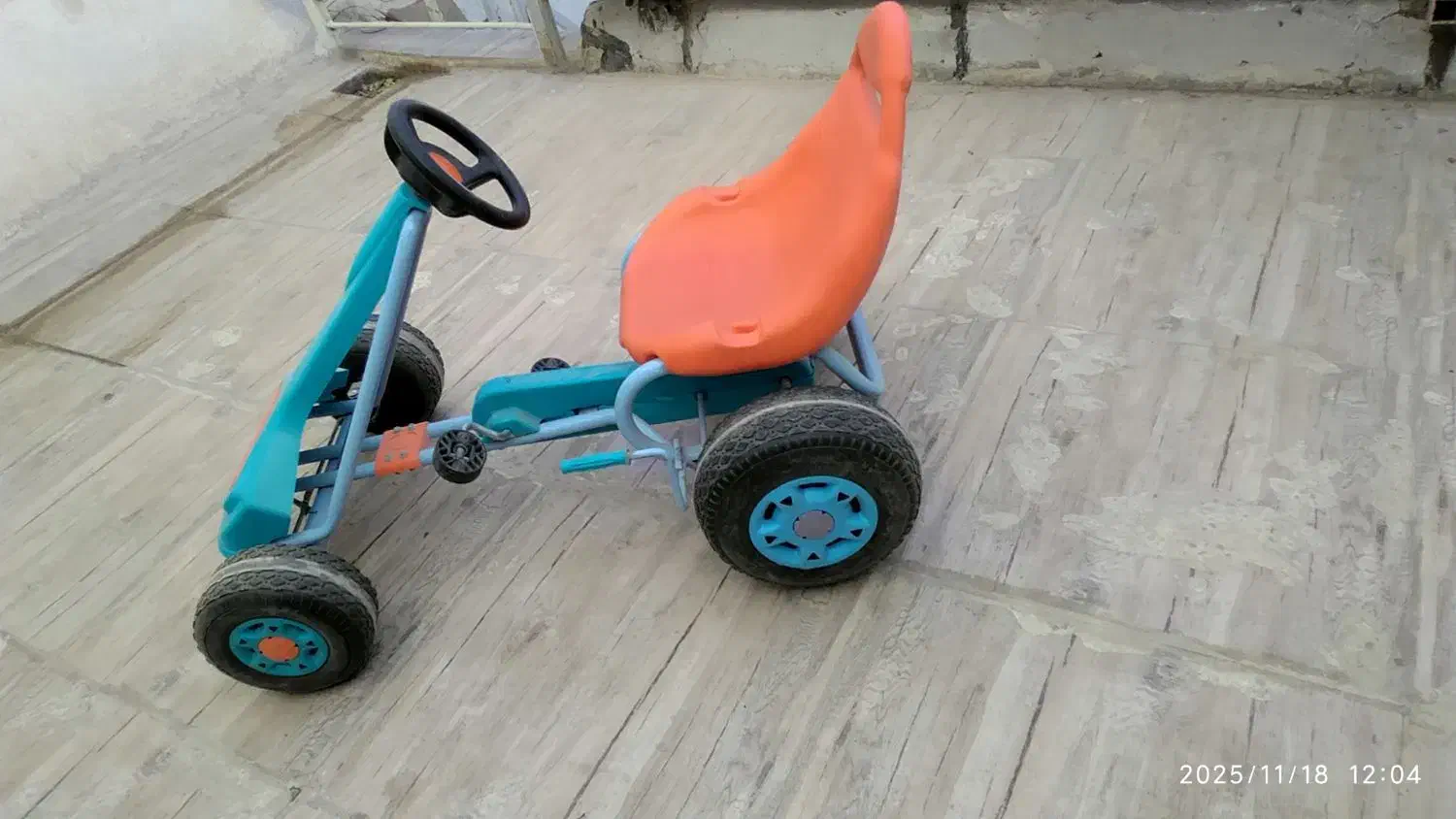 چهارچرخ|اسباب‌بازی بچه|هشتگرد, ینگی امام|دیوار