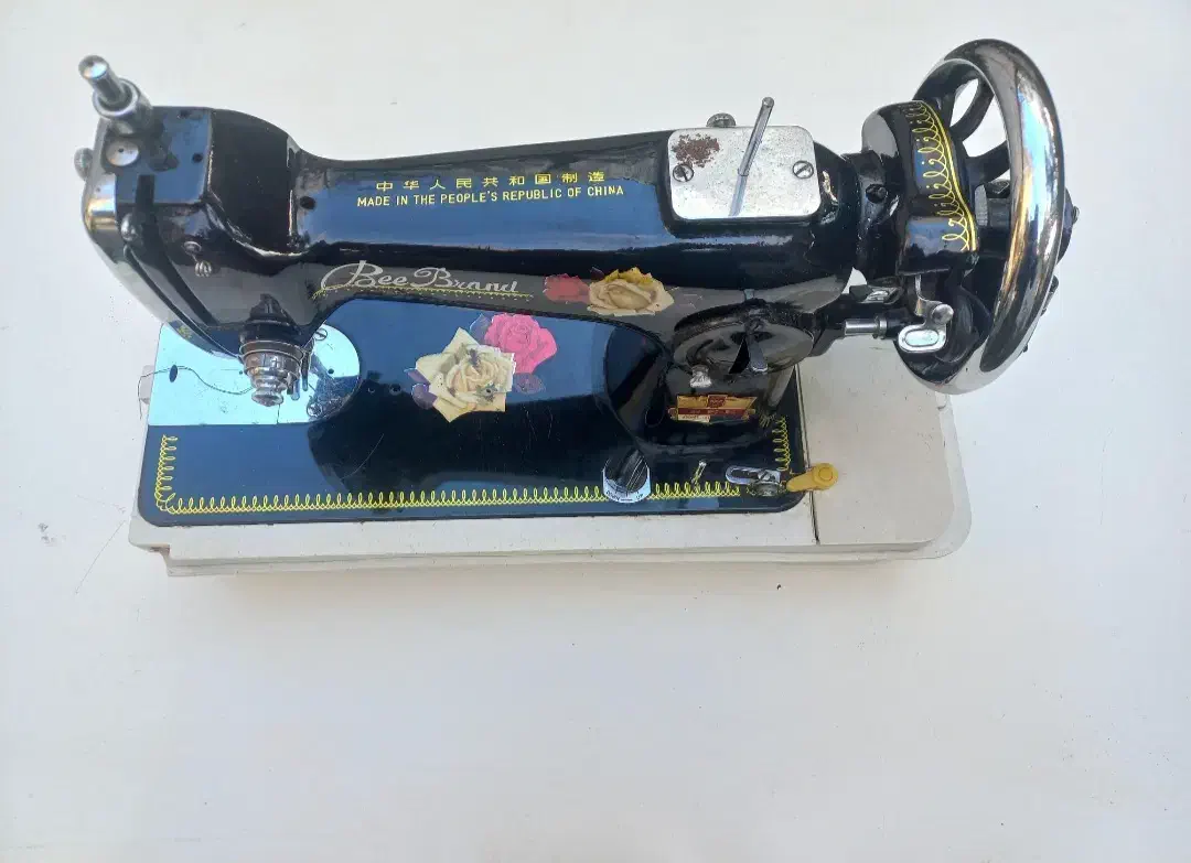 چرخ خیاطی رز نشان|چرخ خیاطی و ریسندگی|لاهیجان, انقلاب|دیوار