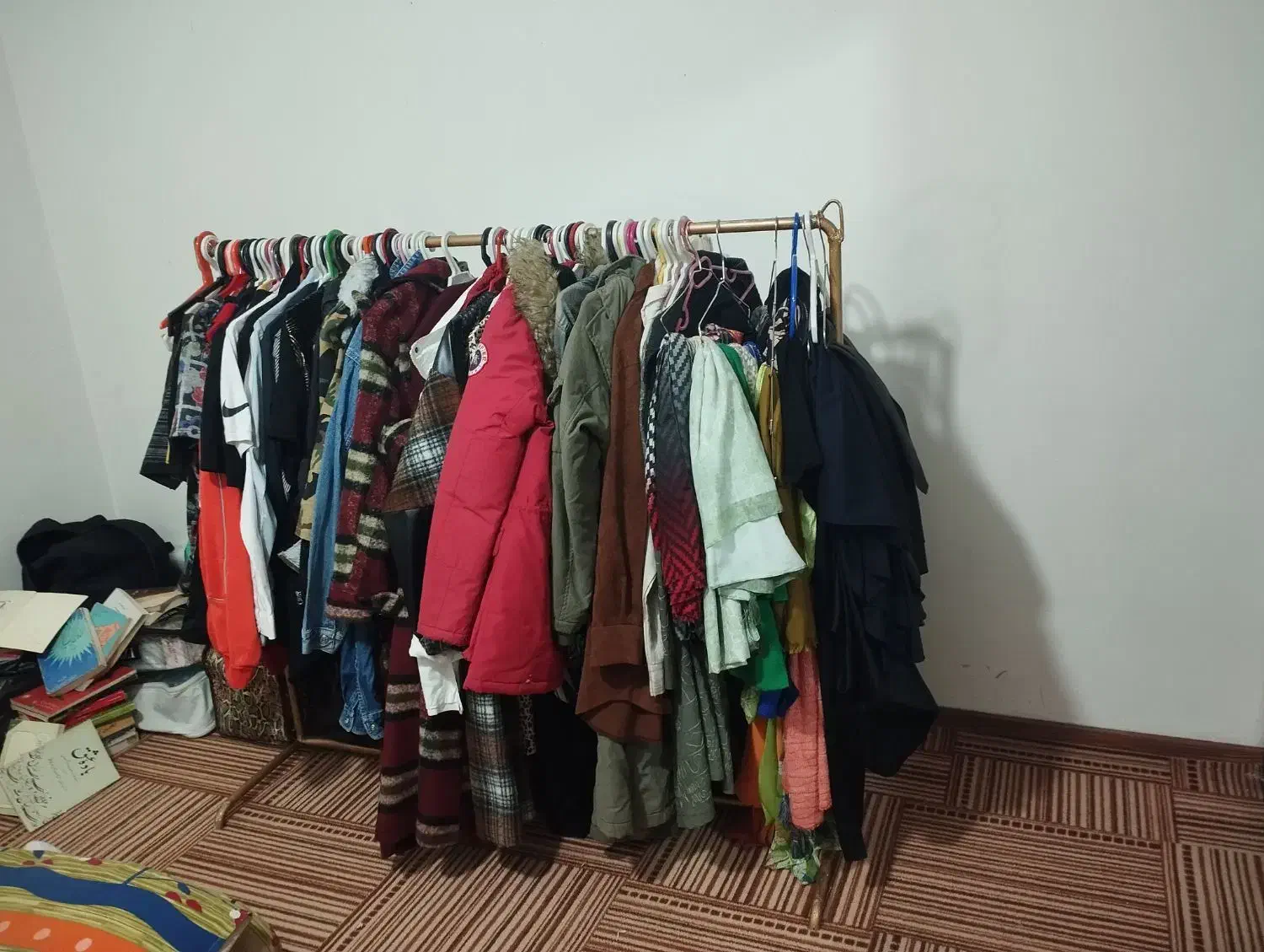 رگال لباسی|بندرخت و رخت‌آویز|شاهین‌شهر, شهرک گلدیس|دیوار