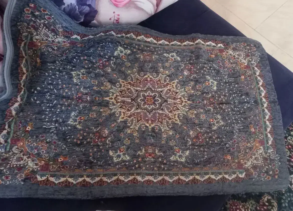 روبالشتی|رختخواب، بالش، پتو|قروه, |دیوار