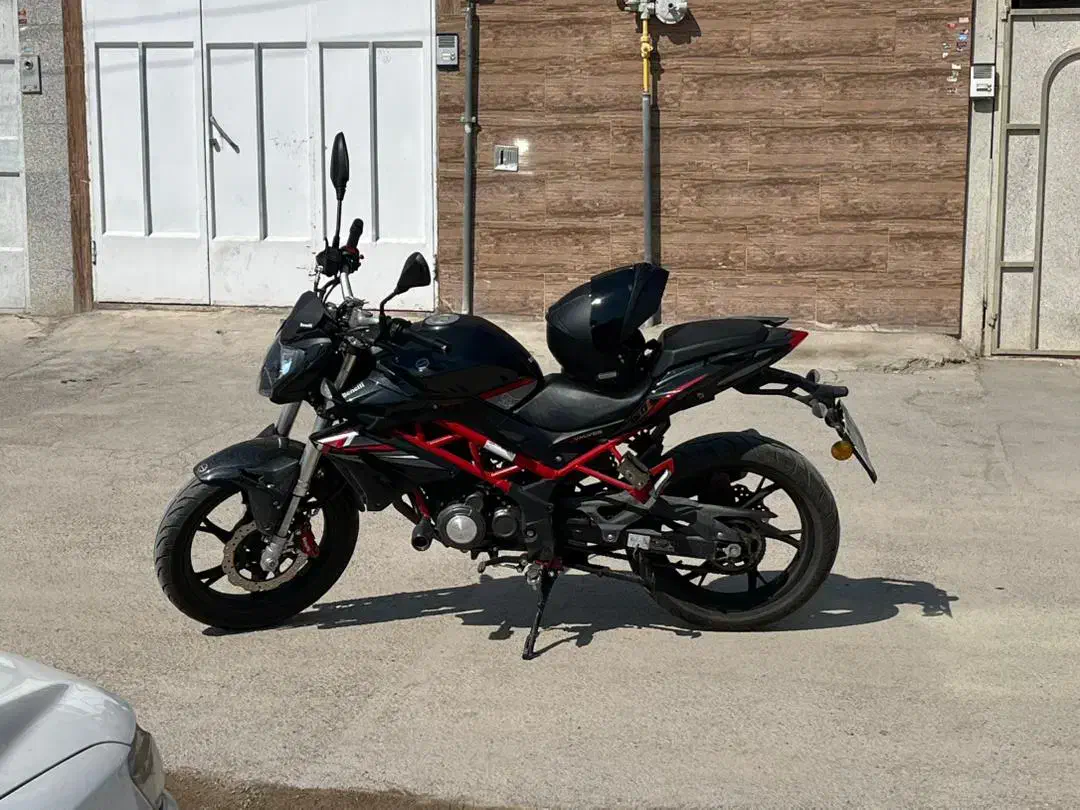 بنلی ۱۵۰ نیوفیس|موتورسیکلت|اصفهان, باغ گلها|دیوار