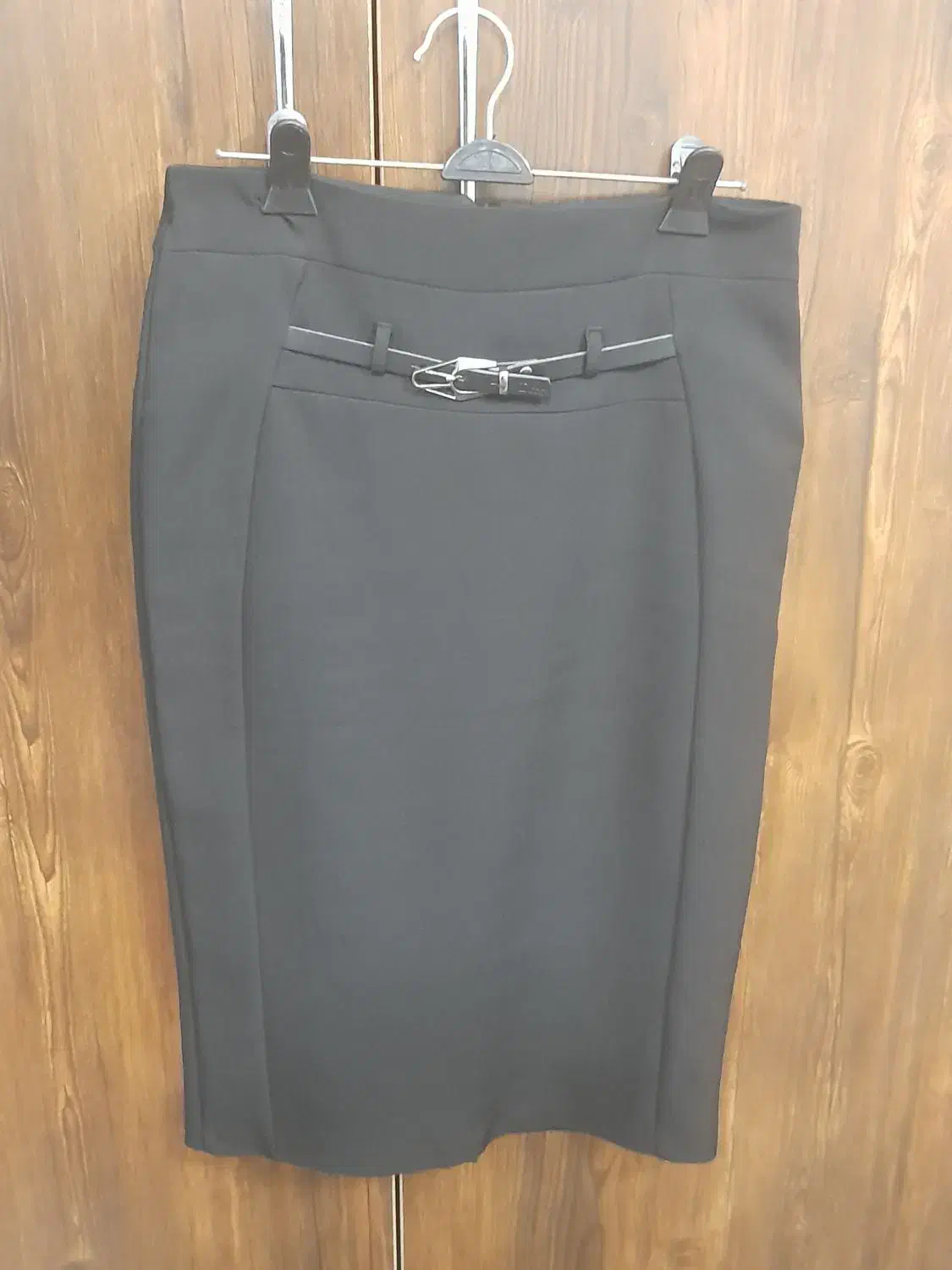 دامن کوتاه مشکی|لباس|کنگاور, |دیوار