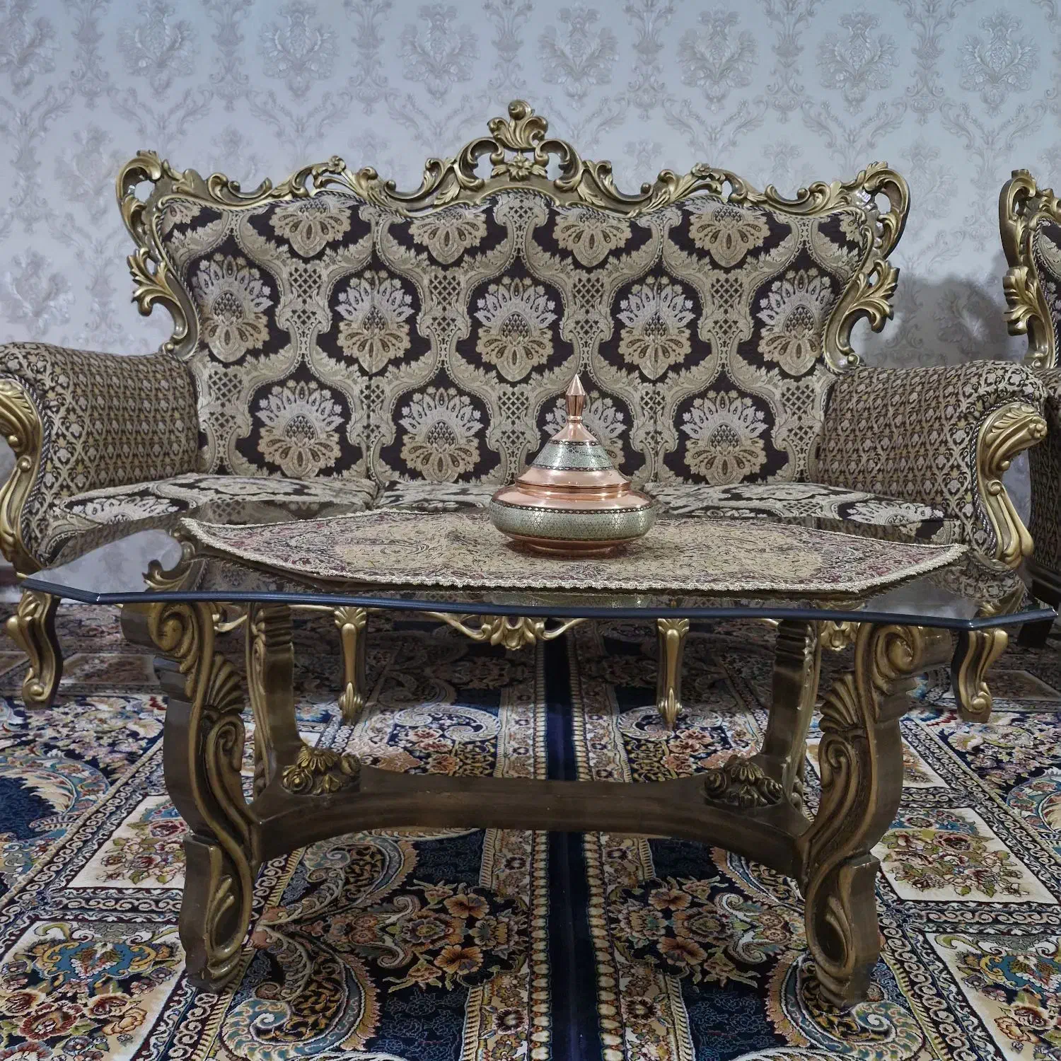 مبل ۹ نفره همراه با یک میز و دو تا میز عسلی|مبلمان خانگی و میز عسلی|برخوار, |دیوار