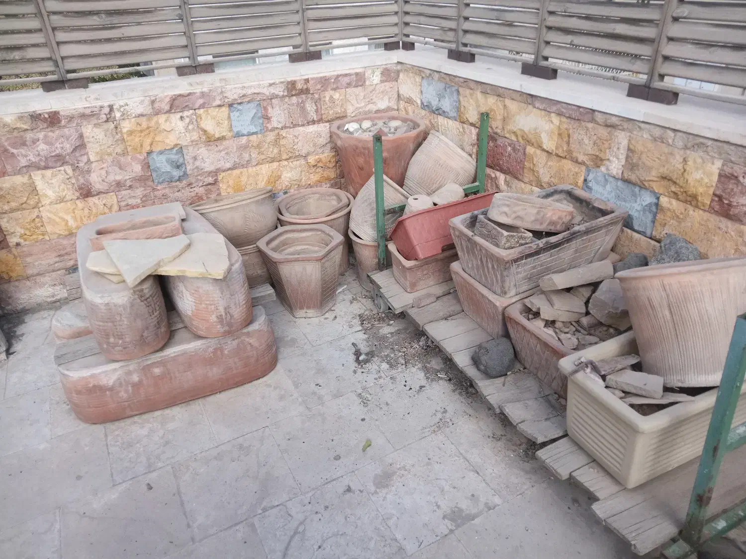 ۲۳ گلدان سفال متوسط تا بزرگ|گل و گیاه طبیعی|اراک, |دیوار