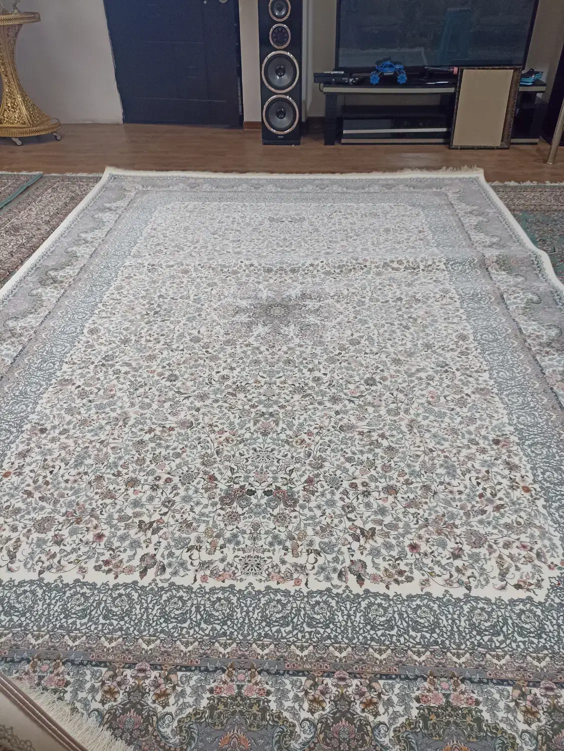 فرش  نو ماشینی  در جه یک 1500 شانه رنگ کرم کمیاب|فرش|مینودشت, |دیوار