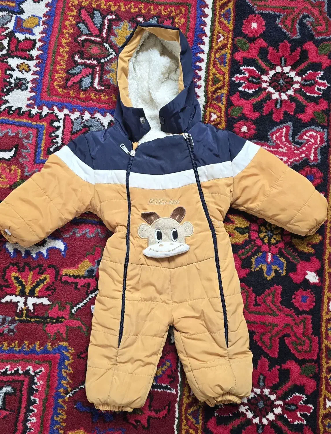 کاپشن سرزمین نوزادی|لباس|اهر, |دیوار