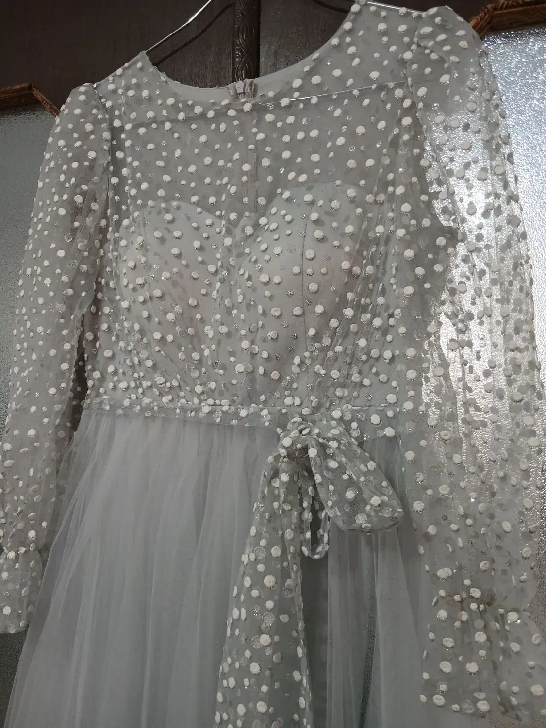 لباس مجلسی|لباس|اقبالیه, |دیوار