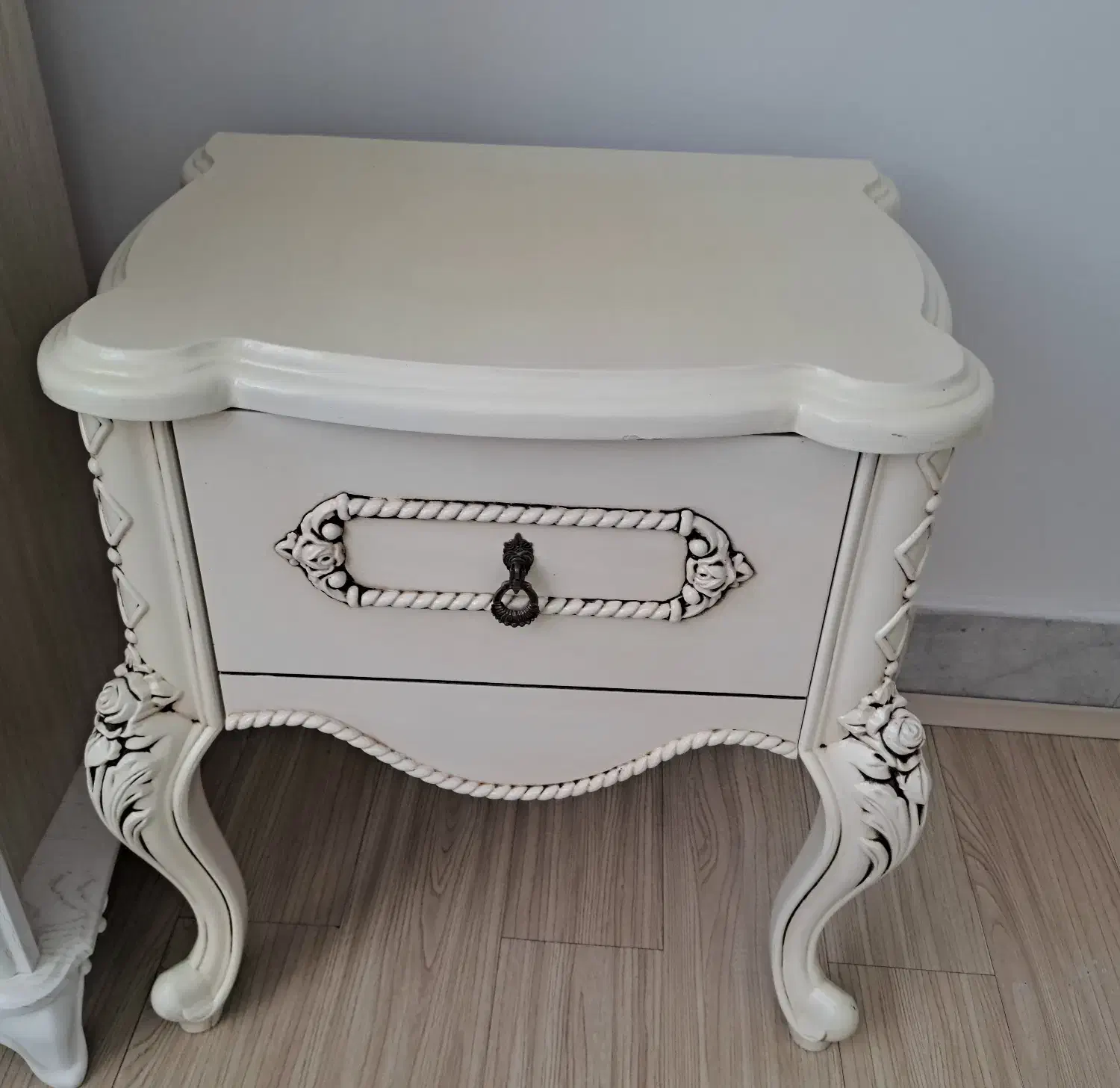 میز کنسول کنار سالنی دوعدد وپاتختی|بوفه، ویترین، کنسول|تربت جام, جامرود|دیوار