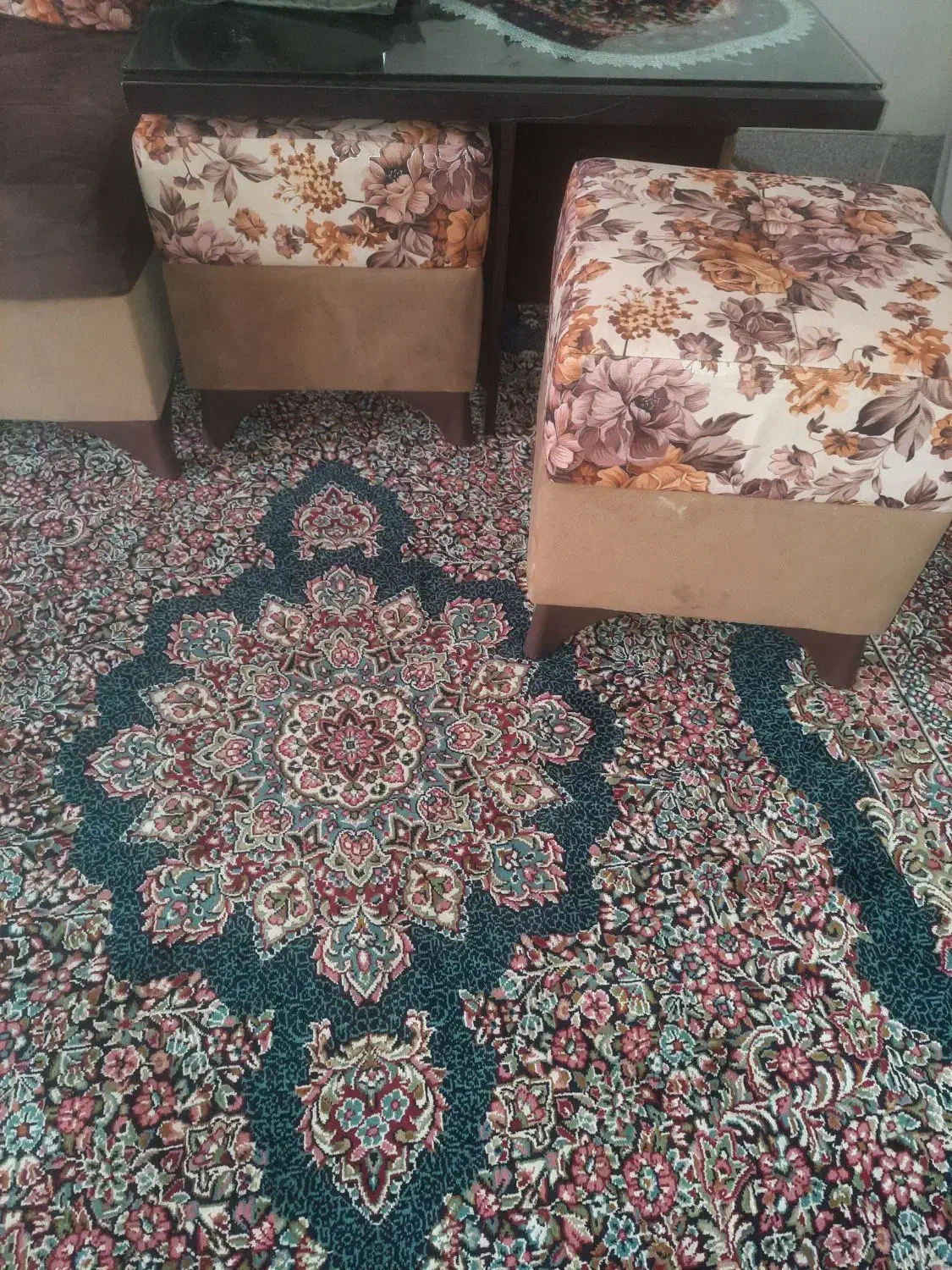 فروش یه دست مبل راحتی ۹نفره همراه با میز|مبلمان خانگی و میز عسلی|رفسنجان, |دیوار