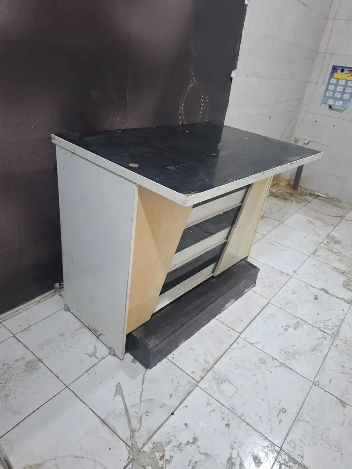 ویترین و میز و چهارپایه مغازه|فروشگاه و مغازه|اسلامشهر, شهرک مفیدی|دیوار