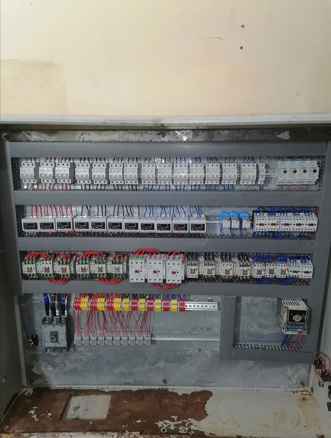 گروه ایمن مدار نصف جهان (برقکار صنعتی و ساختمان)|خدمات پیشه و مهارت|نجفآباد, حومه نجف آباد|دیوار