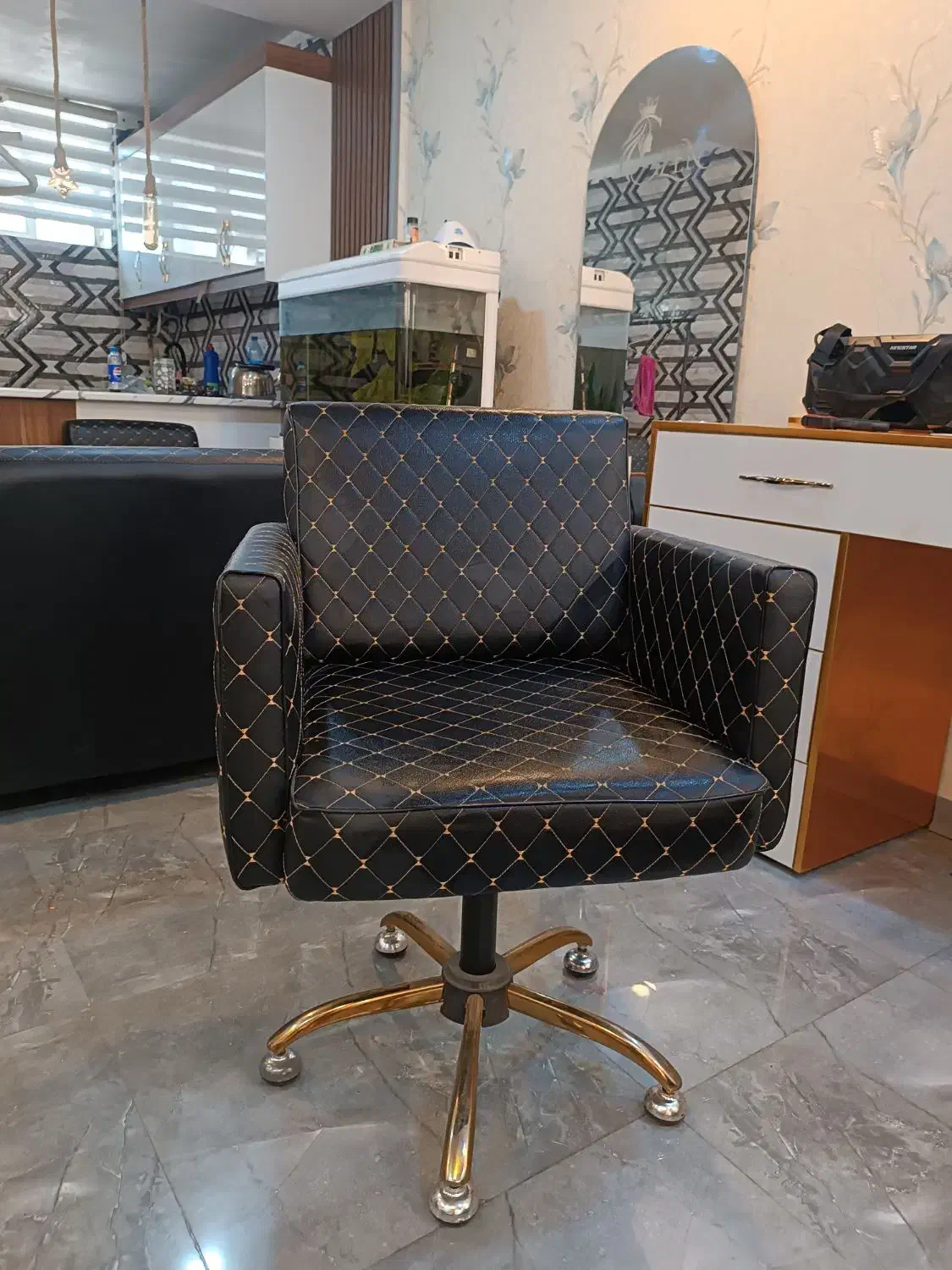 دو عدد صندلی کپ|آرایشگاه و سالنهای زیبایی|صفادشت, |دیوار