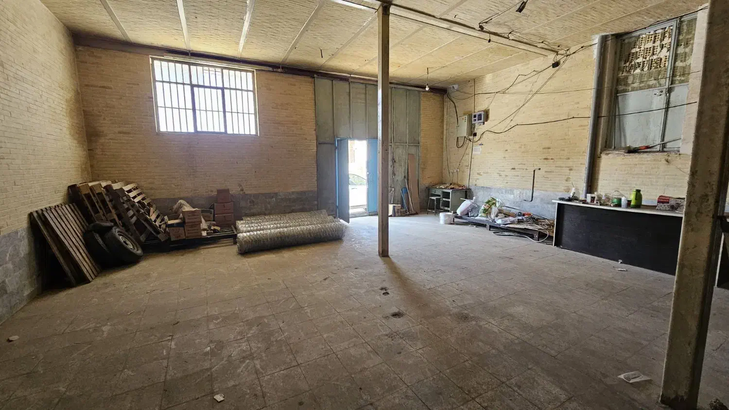 اجاره یک باب مغازه ۲۵۰ متری واقع در مرکز شهر|اجارهٔ مغازه و غرفه|بافت, |دیوار