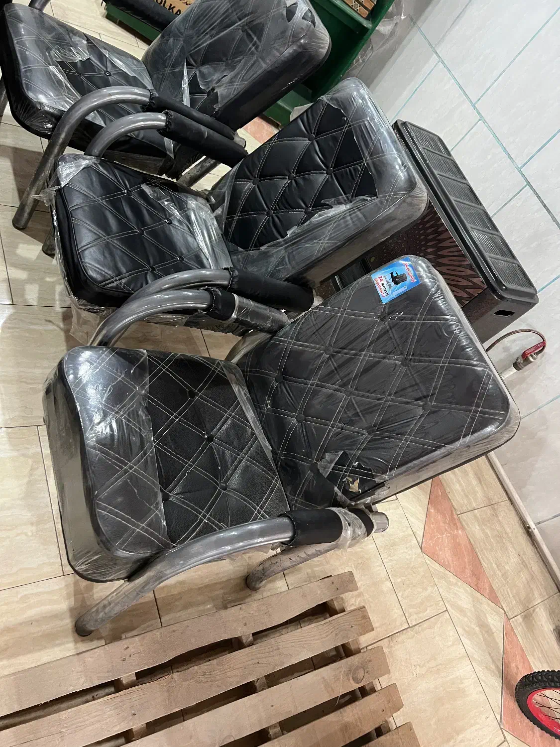 شش عدد صندلی اداری انتظار با یدونه میز|مبلمان اداری|کرمان, |دیوار