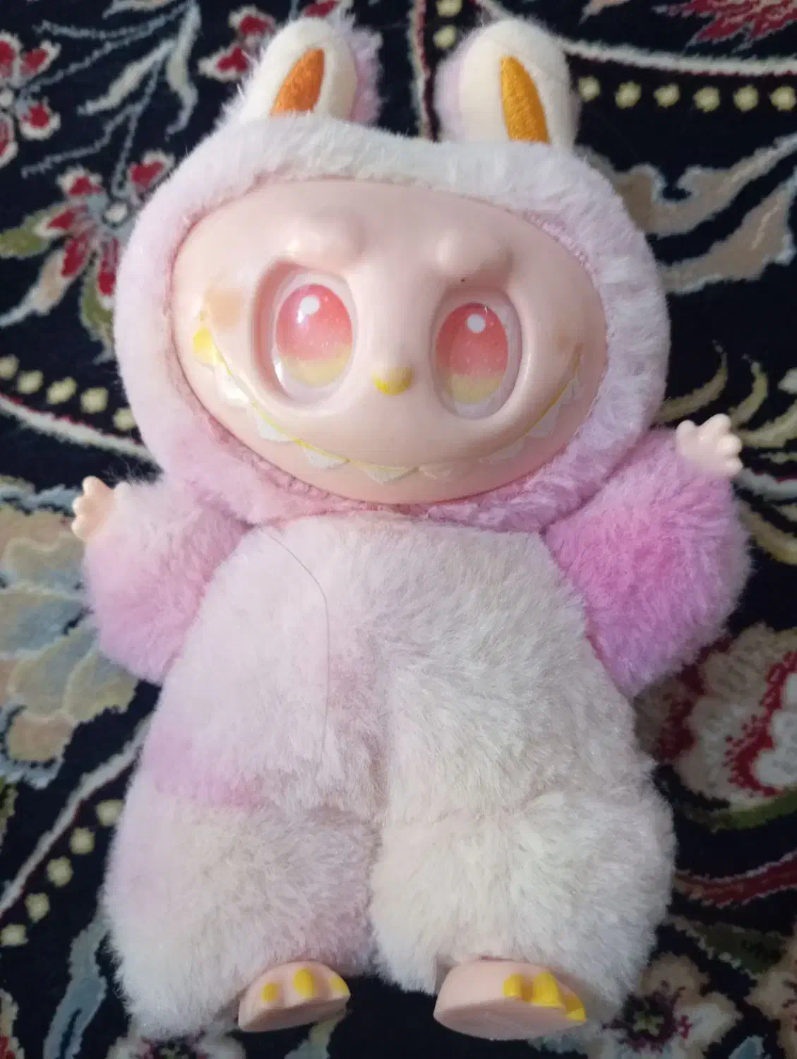 عروسک لبوبو|اسباببازی|قم, قلعه یزدیها|دیوار