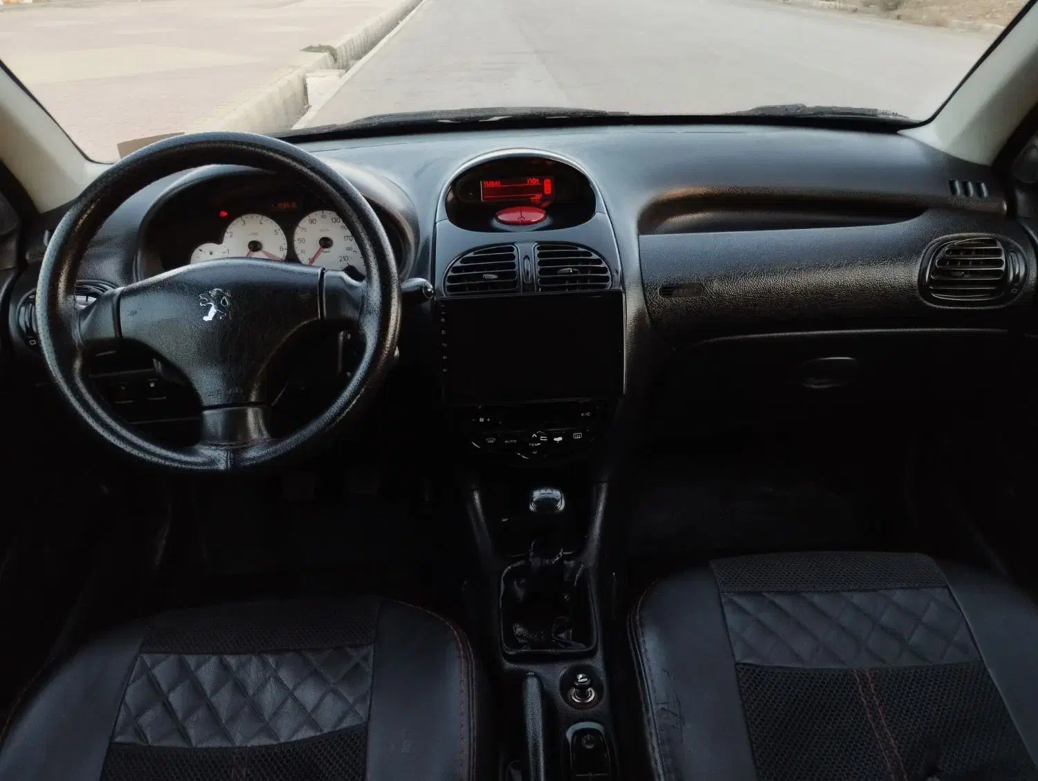 پژو 206 TU5 خونگی 98|خودرو سواری و وانت|خمینی‌شهر, |دیوار