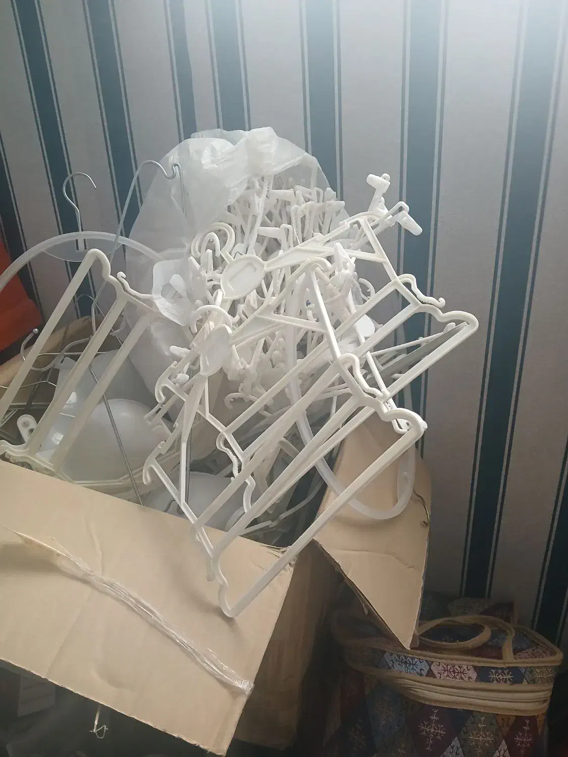 کاور لباس زیر|بندرخت و رخت‌آویز|زاهدان, |دیوار