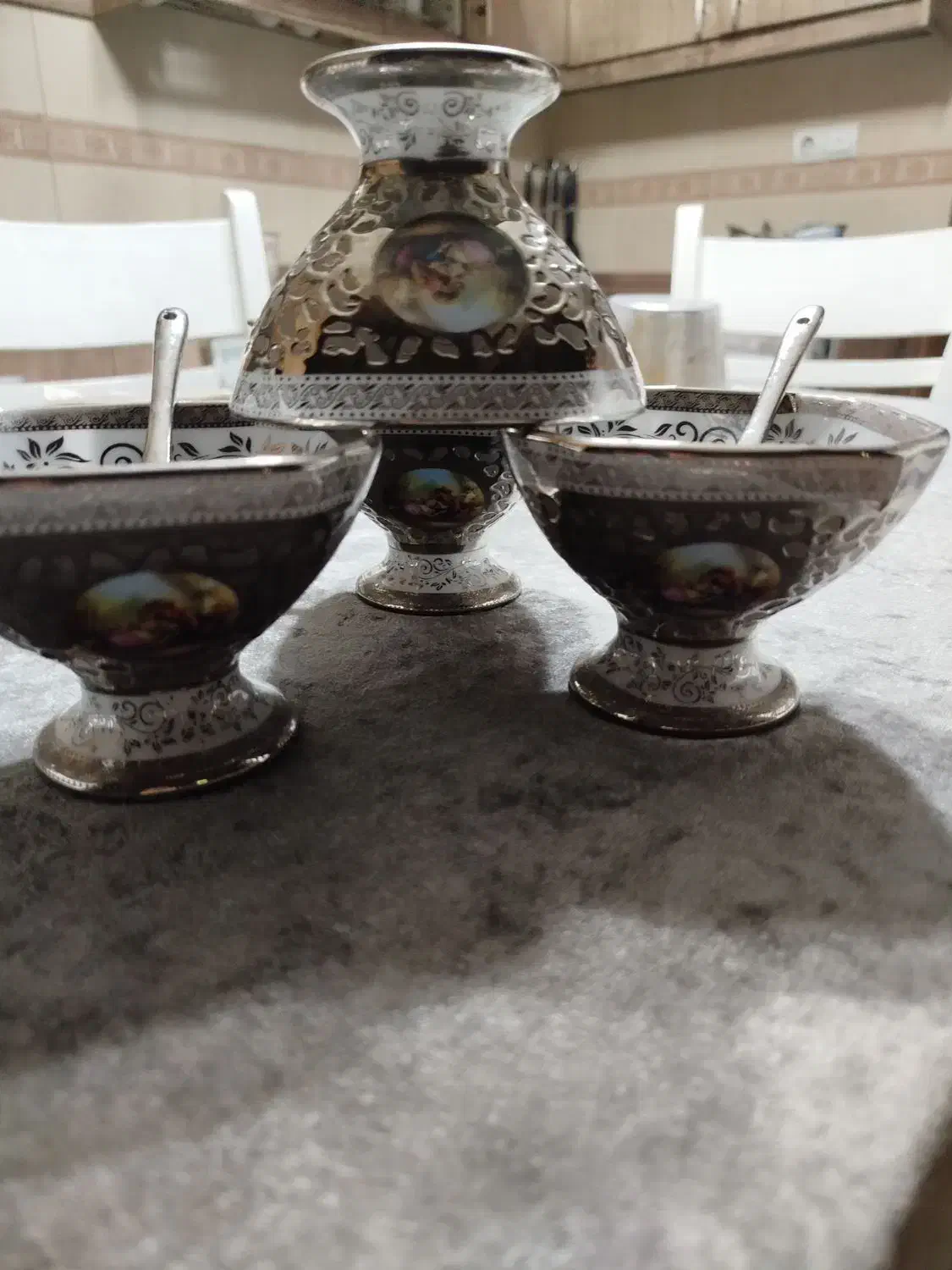 بستنی خوری لیلی و مجنون. آدرس موسوی قوچانی|ظروف سرو و پذیرایی|ملکآباد, |دیوار