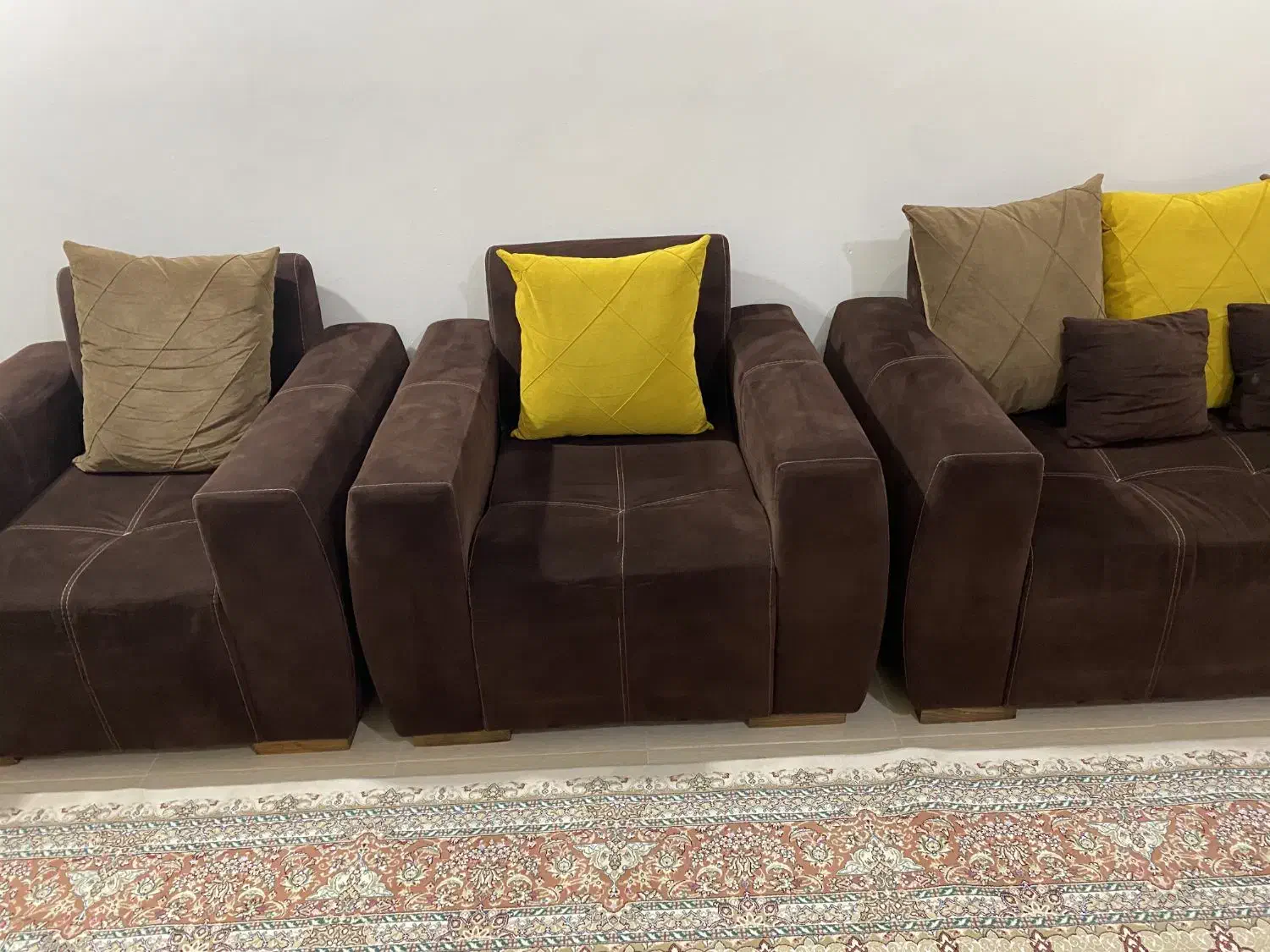 مبل ۷نفره در حد نو و ۳ تا میز (عسلی) کوچیک همراهش|مبلمان خانگی و میز عسلی|اهواز, کمپلو جنوبی|دیوار