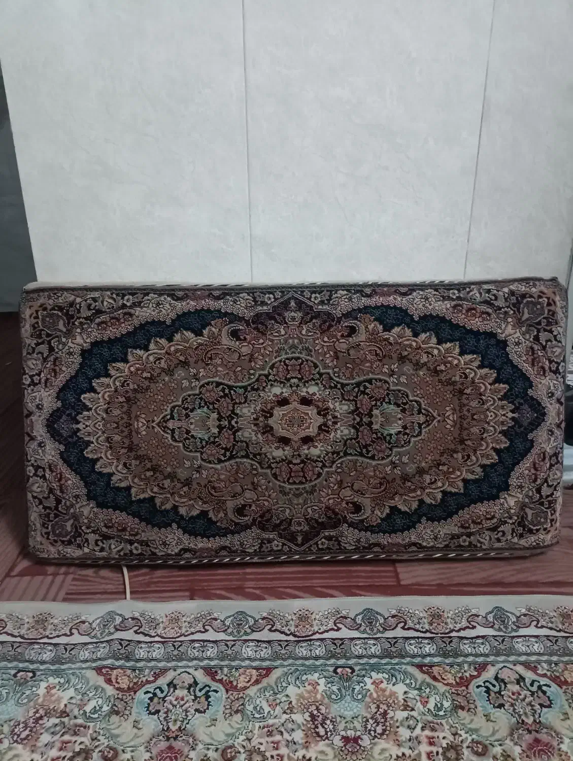 پشتی|پشتی|قم, شهر قائم|دیوار