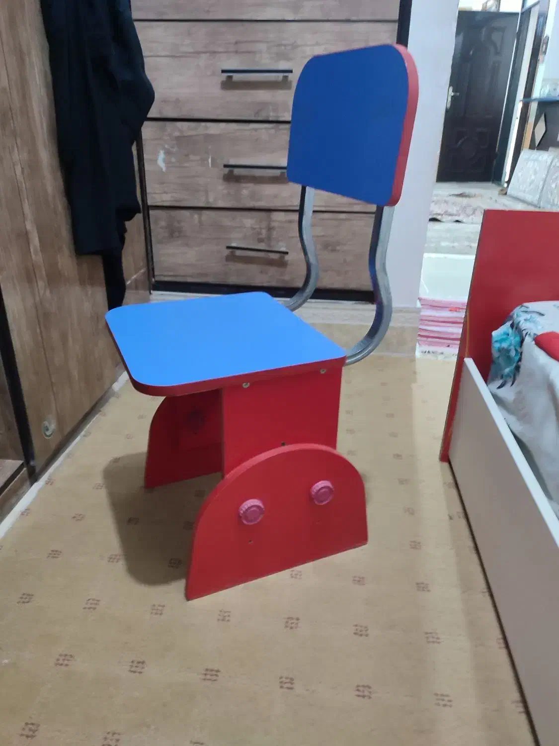 میز تحریر بهمراه صندلی کودک|اسباب و اثاث بچه|بیرجند, |دیوار