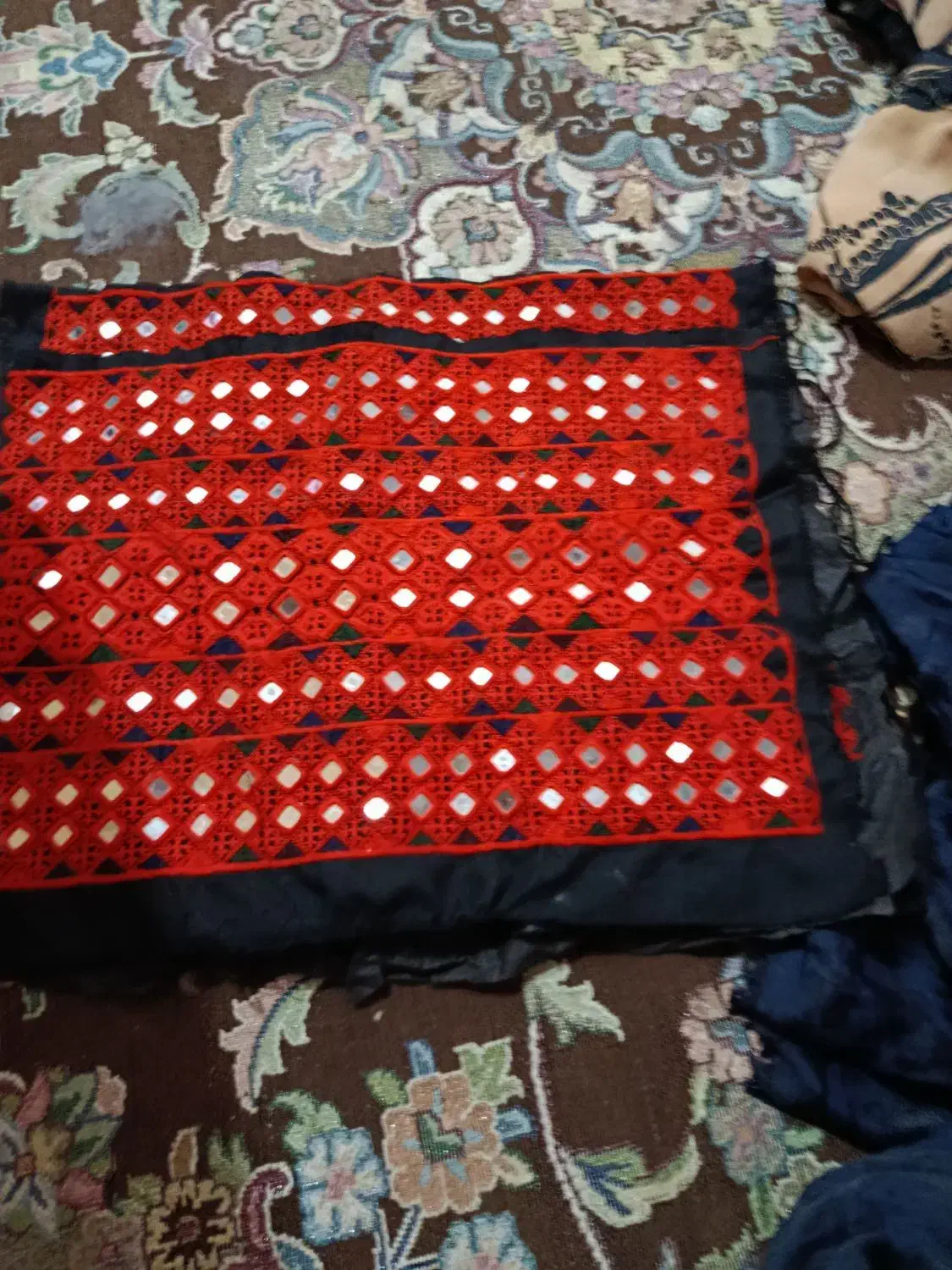 زی استین|لباس|بهاباد, |دیوار