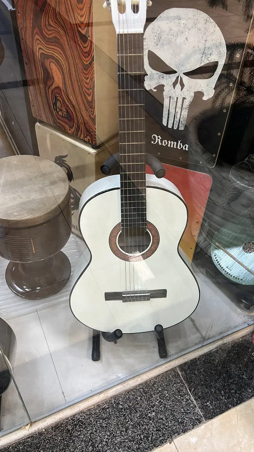 گیتار کلاسیک|گیتار، بیس، امپلیفایر|مهاباد (آذربایجان غربی), |دیوار