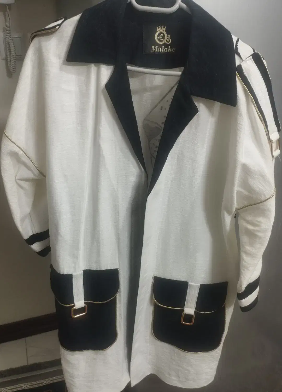 مانتودرحدنواصلاپوشیده نشده|لباس|برخوار, |دیوار