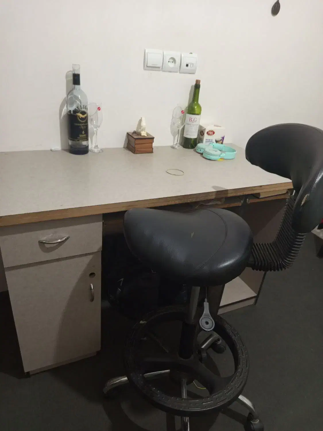 میز کامپیوتر|میز تحریر و کامپیوتر|رباط‌کریم, شترخوار|دیوار