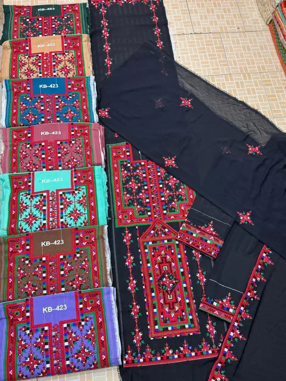 لباس بلوچی و چادر|لباس|چابهار, |دیوار