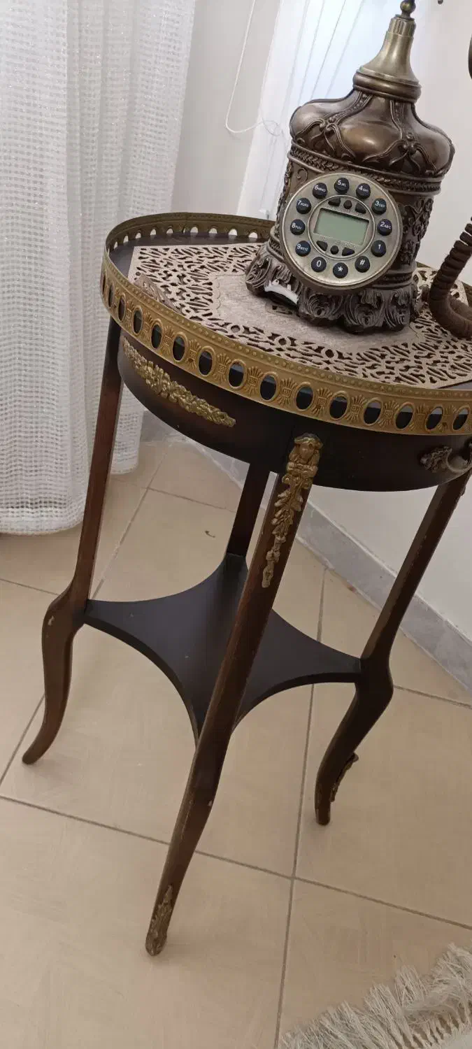 یک عدد تلفن سلطنتی سالم و یک میز تلفن شیک|تلفن رومیزی|اصفهان, جلالیه|دیوار