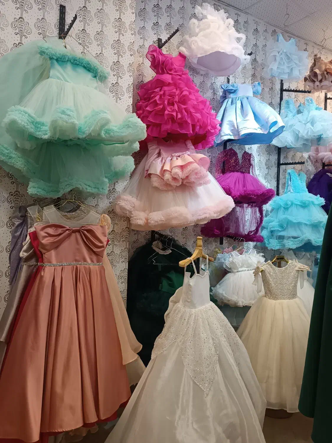 اجاره و فروش لباس عروس بچگانه ومجلسی|کفش و لباس بچه|مشهد, عامل|دیوار