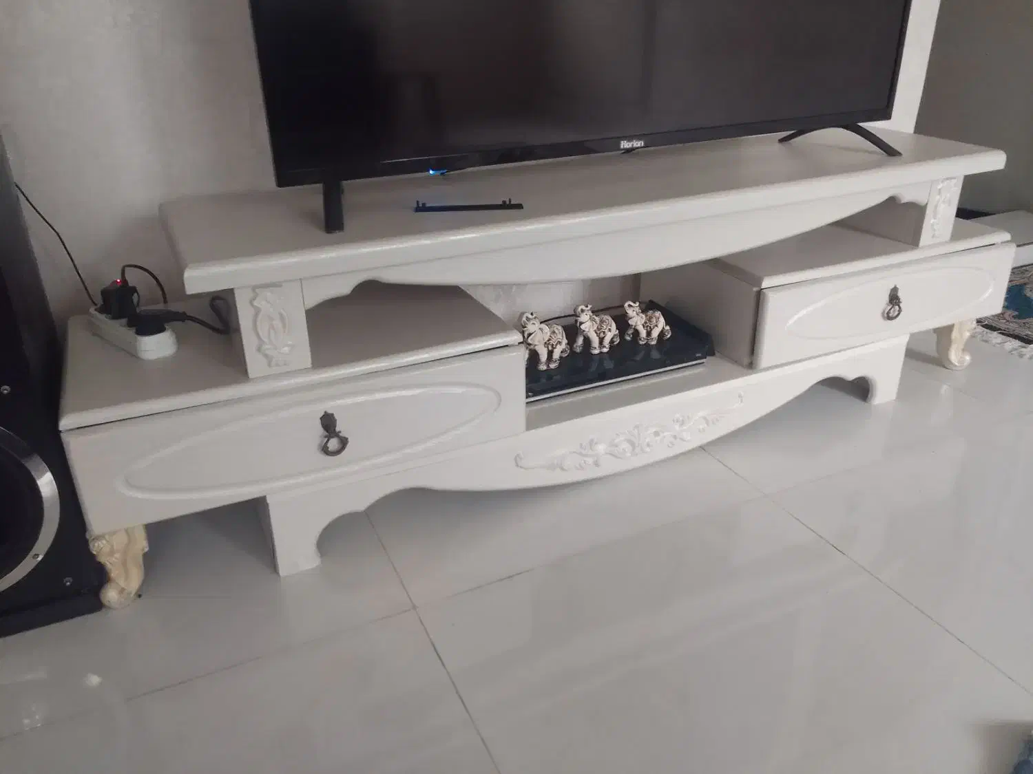 میزتلویزیون سالم وتمیز بدون خط خش و بدون لب پریدگی|میز تلویزیون|آستارا, |دیوار