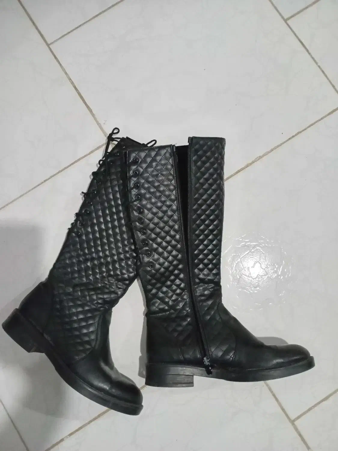 چکمه زنانه|کیف، کفش، کمربند|رشت, فلسطین|دیوار