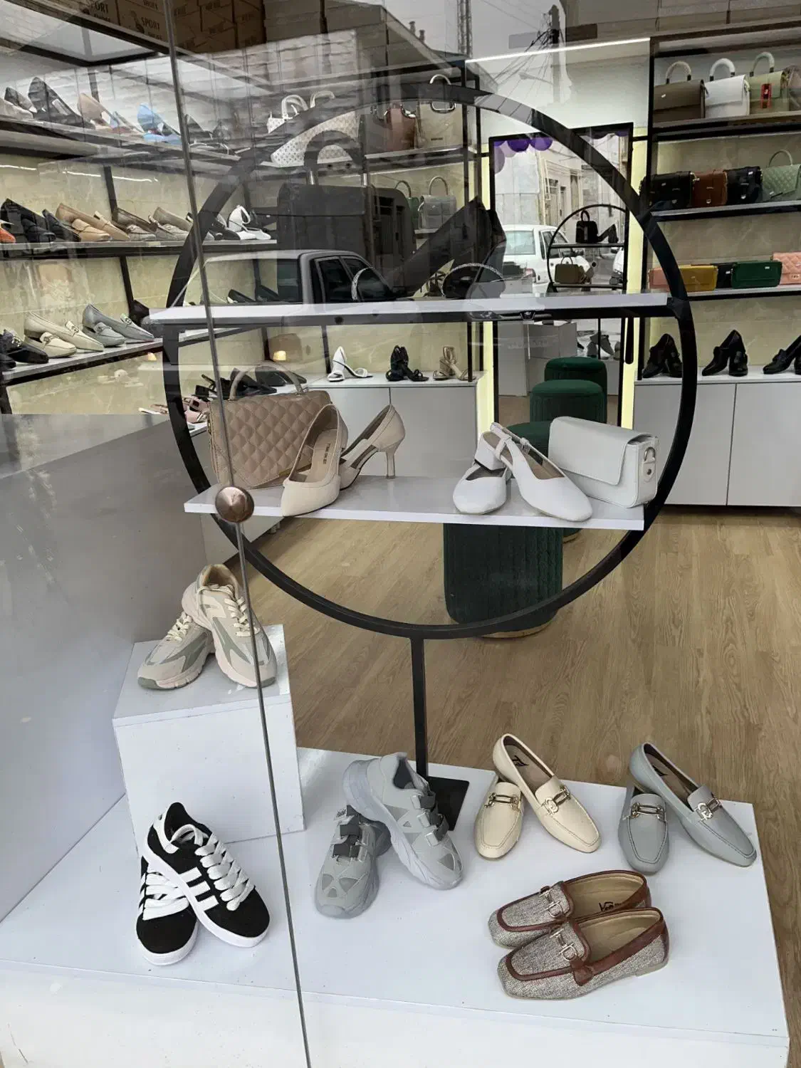 ویترین|فروشگاه و مغازه|رشت, معلولین|دیوار